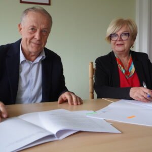 uczestnicy podpisania umów w ramach programu ochrony ludności i obrony cywilnej