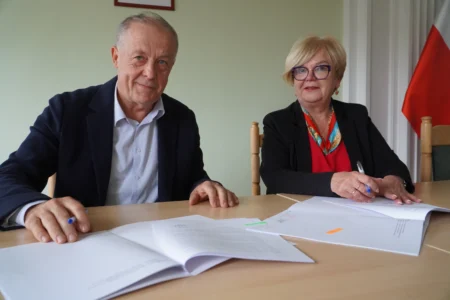 Uczestnicy uroczystości podpisania umów w ramach programu ochrony ludności i obrony cywilnej