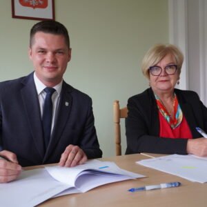 uczestnicy podpisania umów w ramach programu ochrony ludności i obrony cywilnej