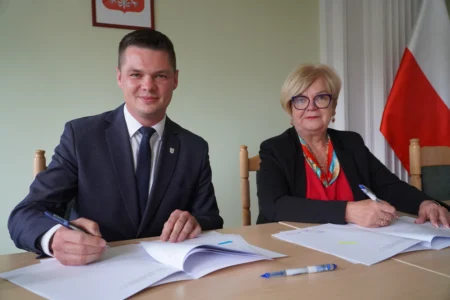 Uczestnicy uroczystości podpisania umów w ramach programu ochrony ludności i obrony cywilnej