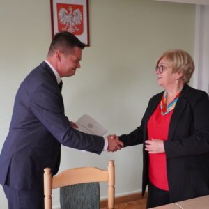 uczestnicy podpisania umów w ramach programu ochrony ludności i obrony cywilnej