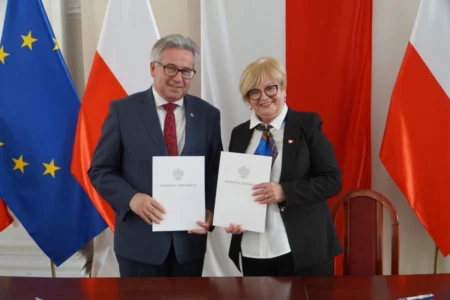 Zdjęcie przedstawia uczestników podpisania umów w ramach programu ochrony ludności i obrony cywilnej