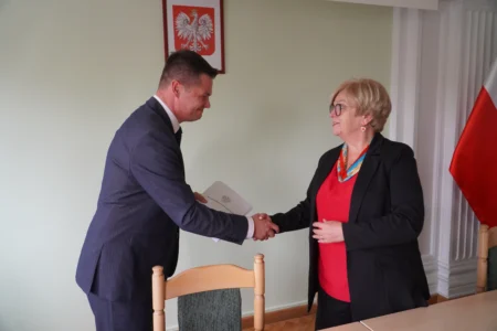 Uczestnicy uroczystości podpisania umów w ramach programu ochrony ludności i obrony cywilnej