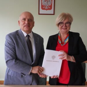 uczestnicy podpisania umów w ramach programu ochrony ludności i obrony cywilnej