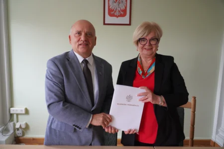 Uczestnicy uroczystości podpisania umów w ramach programu ochrony ludności i obrony cywilnej