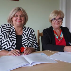 uczestnicy podpisania umów w ramach programu ochrony ludności i obrony cywilnej