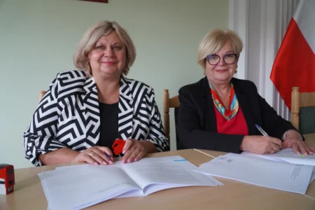 Uczestnicy uroczystości podpisania umów w ramach programu ochrony ludności i obrony cywilnej