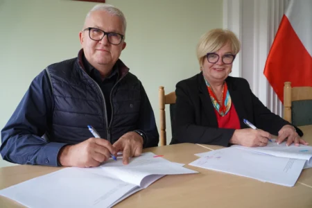 Uczestnicy uroczystości podpisania umów w ramach programu ochrony ludności i obrony cywilnej