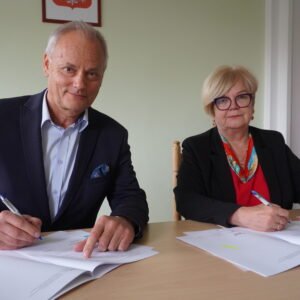 uczestnicy podpisania umów w ramach programu ochrony ludności i obrony cywilnej