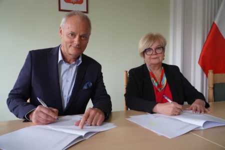 Uczestnicy uroczystości podpisania umów w ramach programu ochrony ludności i obrony cywilnej