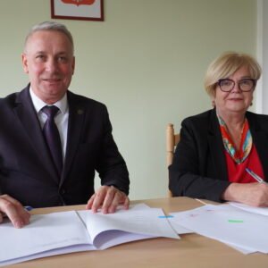 uczestnicy podpisania umów w ramach programu ochrony ludności i obrony cywilnej