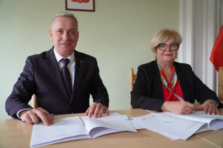 Uczestnicy uroczystości podpisania umów w ramach programu ochrony ludności i obrony cywilnej