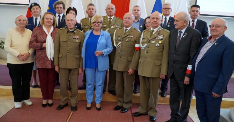 Zdjęcie przedstawia uczestników spotkania z kombatantami w Podkarpackim Urzędzie Wojewódzkim w Rzeszowie