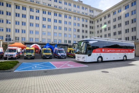 Zdjęcie przedstawia krwiobus i karetki przed urzędem wojewódzkim