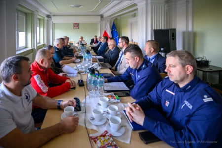 Zdjęcie przedstawia członków posiedzenia Wojewódzkiego Zespołu Zarządzania Kryzysowego