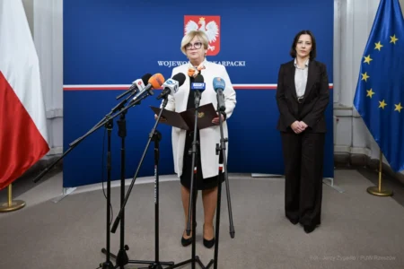 Zdjęcie przedstawia uczestników konferencji prasowej