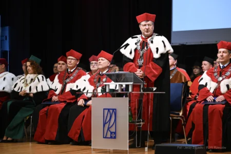 Zdjęcie przedstawia uczestników inauguracji roku akademickiego na Politechnice Rzeszowskiej