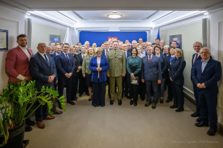 Zdjęcie przedstawia uczestników szkolenia obronnego w urzędzie wojewódzkim