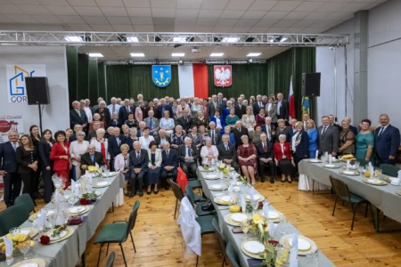 Zdjęcie przedstawia uczestników jubileuszu małżeńskiego w gminie Gorzyce