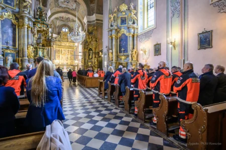 Zdjęcie przedstawia uczestników uroczystości z okazji Dnia Ratownictwa Medycznego