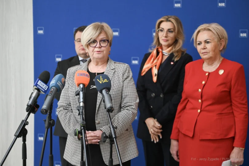 Zdjęcie przedstawia uczestników konferencji prasowej w urzędzie wojewódzkim