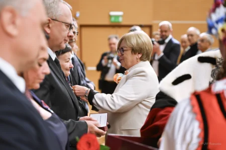 Zdjęcie przedstawia uczestników inauguracji roku akademickiego na Politechnice Rzeszowskiej