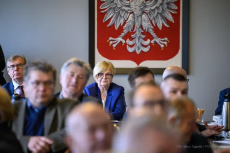 Zdjęcie przedstawia uczestników szkolenia obronnego w urzędzie wojewódzkim