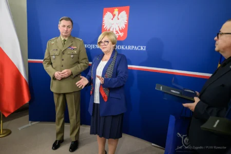 Zdjęcie przedstawia uczestników szkolenia obronnego w urzędzie wojewódzkim