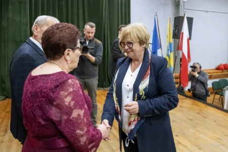 Zdjęcie przedstawia uczestników jubileuszu małżeńskiego w gminie Gorzyce