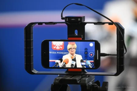 Zdjęcie przedstawia uczestników konferencji prasowej