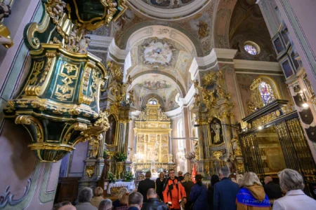 Zdjęcie przedstawia uczestników uroczystości z okazji Dnia Ratownictwa Medycznego