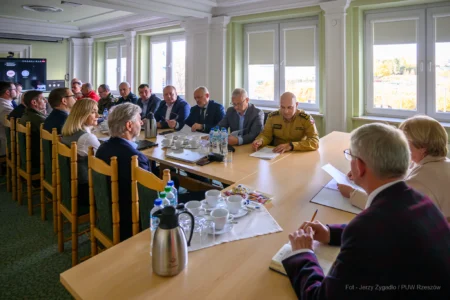 Zdjęcie przedstawia członków posiedzenia Wojewódzkiego Zespołu Zarządzania Kryzysowego