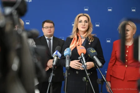 Zdjęcie przedstawia uczestników konferencji prasowej w urzędzie wojewódzkim