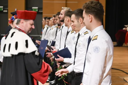 Zdjęcie przedstawia uczestników inauguracji roku akademickiego na Politechnice Rzeszowskiej