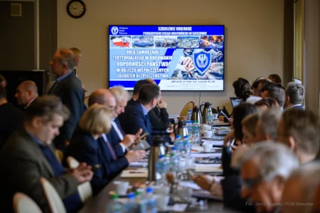 Zdjęcie przedstawia uczestników szkolenia obronnego w urzędzie wojewódzkim