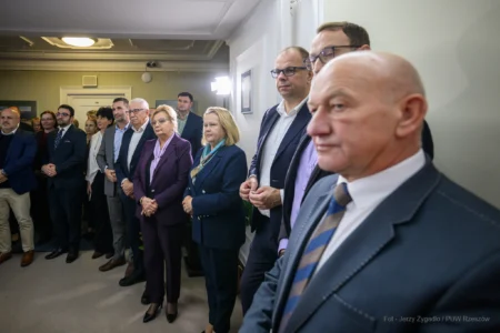 Zdjęcie przedstawia uczestników szkolenia obronnego w urzędzie wojewódzkim