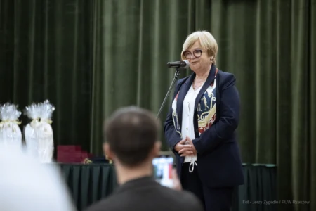 Zdjęcie przedstawia uczestników jubileuszu małżeńskiego w gminie Gorzyce