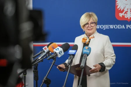 Zdjęcie przedstawia uczestników konferencji prasowej