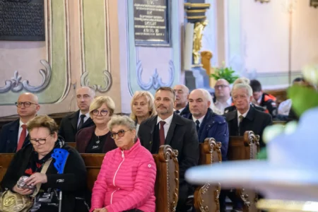 Zdjęcie przedstawia uczestników uroczystości z okazji Dnia Ratownictwa Medycznego