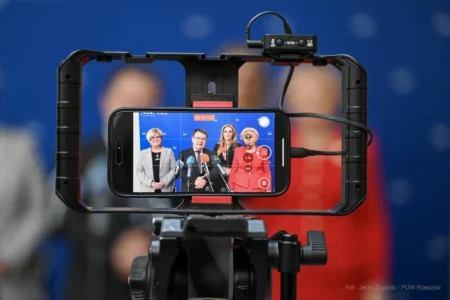 Zdjęcie przedstawia uczestników konferencji prasowej w urzędzie wojewódzkim