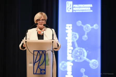 Zdjęcie przedstawia uczestników inauguracji roku akademickiego na Politechnice Rzeszowskiej