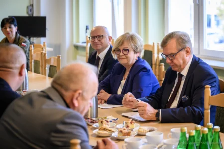 Zdjęcie przedstawia uczestników szkolenia obronnego w urzędzie wojewódzkim