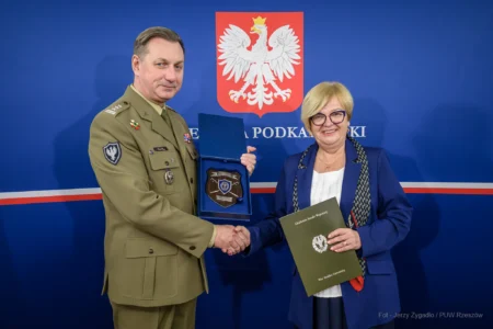 Zdjęcie przedstawia uczestników szkolenia obronnego w urzędzie wojewódzkim