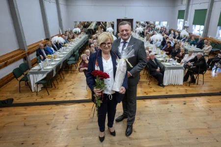 Zdjęcie przedstawia uczestników jubileuszu małżeńskiego w gminie Gorzyce