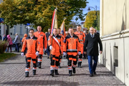 Zdjęcie przedstawia uczestników uroczystości z okazji Dnia Ratownictwa Medycznego