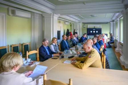 Zdjęcie przedstawia członków posiedzenia Wojewódzkiego Zespołu Zarządzania Kryzysowego