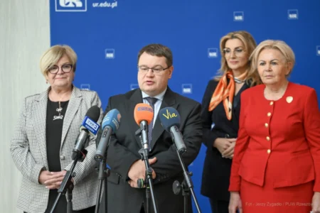 Zdjęcie przedstawia uczestników konferencji prasowej w urzędzie wojewódzkim