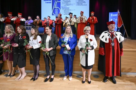 Zdjęcie przedstawia uczestników inauguracji roku akademickiego na Politechnice Rzeszowskiej