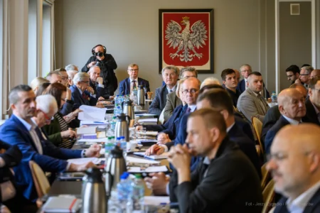 Zdjęcie przedstawia uczestników szkolenia obronnego w urzędzie wojewódzkim