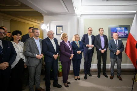 Zdjęcie przedstawia uczestników szkolenia obronnego w urzędzie wojewódzkim